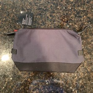 Lululemon On The Fly Dopp kit